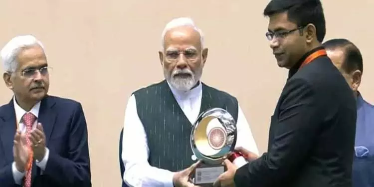 Koraput कलेक्टर वी कीर्ति वासन को लोक प्रशासन में उत्कृष्टता के लिए PM पुरस्कार मिला Koraput कलेक्टर वी कीर्ति वासन को लोक प्रशासन में उत्कृष्टता के लिए PM पुरस्कार मिला