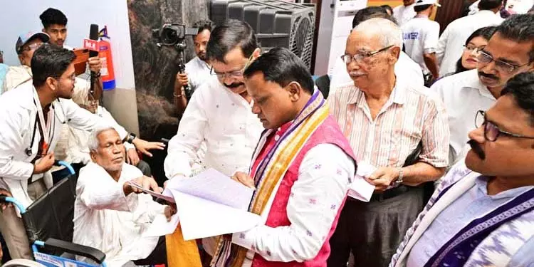 CM माझी ने संबलपुर में शिकायत निवारण केंद्र शुरू किया CM माझी ने संबलपुर में शिकायत निवारण केंद्र शुरू किया