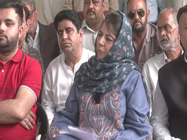 Mehbooba Mufti ने रामबन भूस्खलन, फसल नुकसान और अवैध खनन पर चिंता जताई Mehbooba Mufti ने रामबन भूस्खलन, फसल नुकसान और अवैध खनन पर चिंता जताई