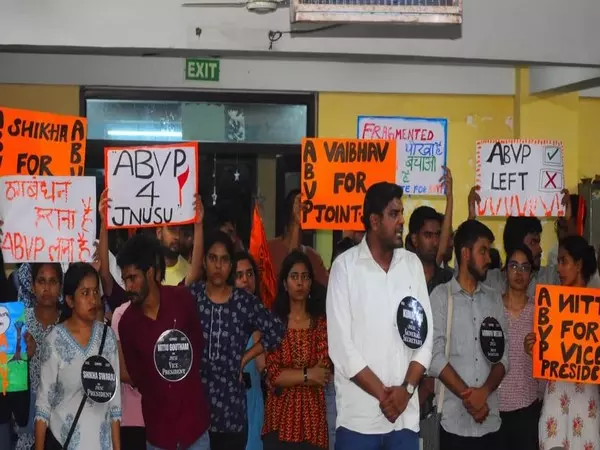 ABVP ने पारदर्शिता उल्लंघन की चिंताओं को लेकर जेएनयू चुनाव समिति को कानूनी नोटिस भेजा ABVP ने पारदर्शिता उल्लंघन की चिंताओं को लेकर जेएनयू चुनाव समिति को कानूनी नोटिस भेजा