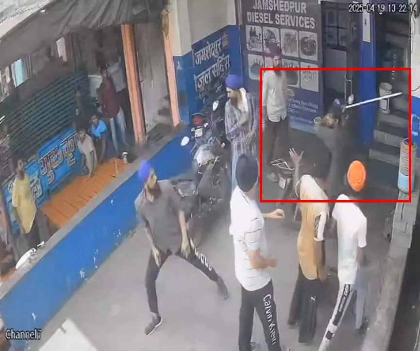 हाफ मर्डर मामलें में फरार आरोपी ने कारोबारी पर किया हमला, लोगों ने बचाई जान हाफ मर्डर मामलें में फरार आरोपी ने कारोबारी पर किया हमला, लोगों ने बचाई जान