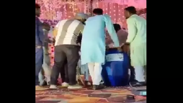 दूल्हे के दोस्तों ने शादी के तोहफे में दिया अजीबोगरीब नीला ड्रम, Internet पर मचा हड़कंप दूल्हे के दोस्तों ने शादी के तोहफे में दिया अजीबोगरीब नीला ड्रम, Internet पर मचा हड़कंप