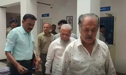 खुद को वक्फ ट्रस्टी बताकर किराया वसूली का पर्दाफाश, 5 लोग गिरफ्तार खुद को वक्फ ट्रस्टी बताकर किराया वसूली का पर्दाफाश, 5 लोग गिरफ्तार