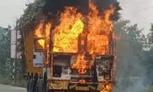 Bihar : राष्ट्रीय राजमार्ग पर ट्रक में लगी आग,इलाके में  मची अफरा-तफरी
