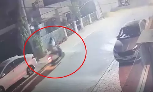 बैड टच: युवती से छेड़छाड़ का वीडियो सामने आया, एक्टिवा सवार जाएगा जेल