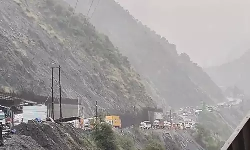 जम्मू-श्रीनगर राष्ट्रीय राजमार्ग पर भारी भूस्खलन, कई वाहन क्षतिग्रस्त, कई फंसे