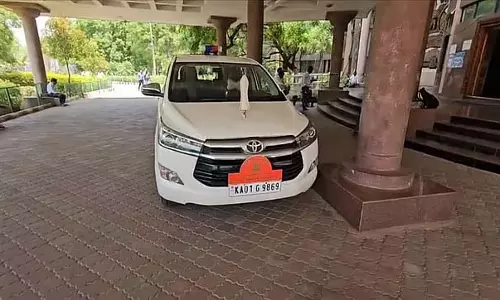 कोप्पल के जिला मजिस्ट्रेट पर भूमि मुआवजा न देने का आरोप: कोर्ट ने कार जब्त करने का आदेश दिया कोप्पल के जिला मजिस्ट्रेट पर भूमि मुआवजा न देने का आरोप: कोर्ट ने कार जब्त करने का आदेश दिया