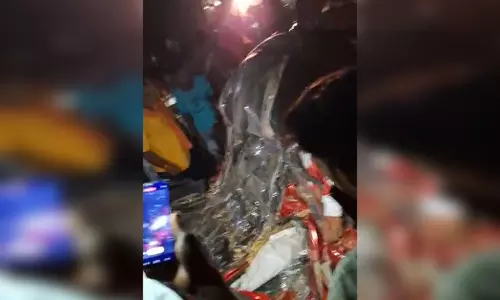 सड़क हादसा: तेज रफ्तार कार पेड़ से टकराई, 5 की मौत 2 घायल सड़क हादसा: तेज रफ्तार कार पेड़ से टकराई, 5 की मौत 2 घायल