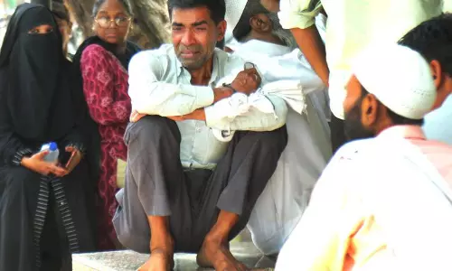 मुस्तफाबाद हादसा: 11 मृतकों के अंतिम संस्कार पर मातम मुस्तफाबाद हादसा: 11 मृतकों के अंतिम संस्कार पर मातम