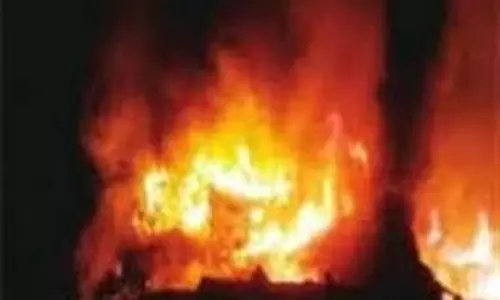 Sultanpur: आग की चपेट में दो साल की बच्ची की मौत, मां गंभीर रूप से झुलसी Sultanpur: आग की चपेट में दो साल की बच्ची की मौत, मां गंभीर रूप से झुलसी
