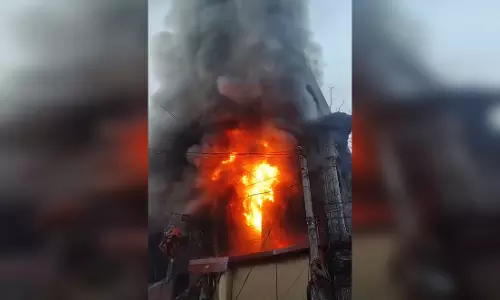 कपड़े की दुकान में भीषण आग, दो लोग फंसे, लाखों का नुकसान कपड़े की दुकान में भीषण आग, दो लोग फंसे, लाखों का नुकसान