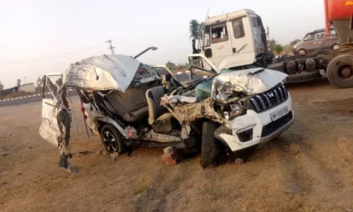तेज रफ्तार स्कॉर्पियो और ट्रक के बीच जोरदार टक्कर, 4 लोगों की मौत तेज रफ्तार स्कॉर्पियो और ट्रक के बीच जोरदार टक्कर, 4 लोगों की मौत