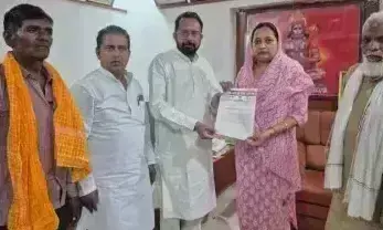 Ballia: पूर्व विधायक रामइकबाल सिंह ने विधायक केतकी सिंह को सौंपा पत्र Ballia: पूर्व विधायक रामइकबाल सिंह ने विधायक केतकी सिंह को सौंपा पत्र