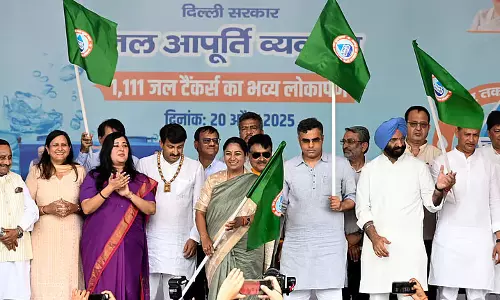 सीएम रेखा गुप्ता ने जीपीएस युक्त 1,100 पानी के टैंकरों को हरी झंडी दिखाई सीएम रेखा गुप्ता ने जीपीएस युक्त 1,100 पानी के टैंकरों को हरी झंडी दिखाई