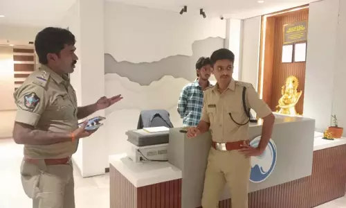 AP: विजयनगरम के श्रीकाकुलम में पुलिस ने लॉज पर छापेमारी की AP: विजयनगरम के श्रीकाकुलम में पुलिस ने लॉज पर छापेमारी की