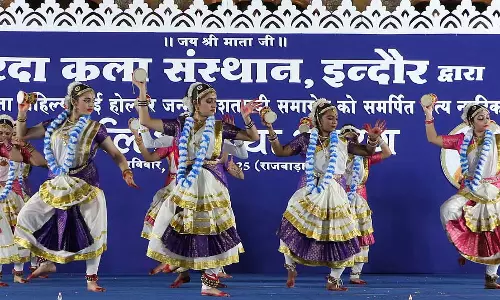 Indore : भरतनाट्यम ने अहिल्याबाई की जीवंत कहानियों को जीवंत किया, राजवाड़ा में नृत्य श्रद्धांजलि Indore : भरतनाट्यम ने अहिल्याबाई की जीवंत कहानियों को जीवंत किया, राजवाड़ा में नृत्य श्रद्धांजलि