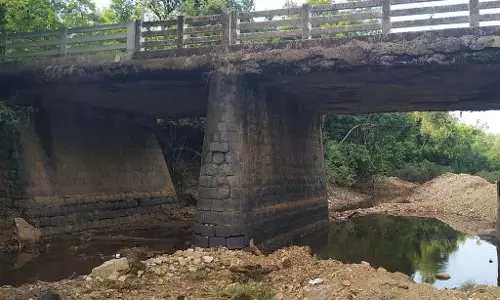 Karwar : जीर्ण-शीर्ण पुलों की मरम्मत? Karwar : जीर्ण-शीर्ण पुलों की मरम्मत?