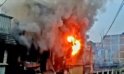 Giridih: आग की चपेट में आया मार्ट, रेस्क्यू में जुटी टीम Giridih: आग की चपेट में आया मार्ट, रेस्क्यू में जुटी टीम