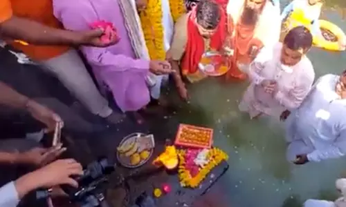 जल संसाधनों का ख्याल रखें: उज्जैन की शिप्रा नदी में श्रमदान करने के बाद MP CM जल संसाधनों का ख्याल रखें: उज्जैन की शिप्रा नदी में श्रमदान करने के बाद MP CM