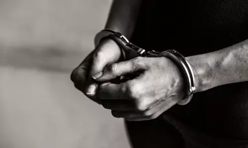 Manipur पुलिस ने इंफाल पश्चिम में 3 एएमओ सदस्यों को गिरफ्तार किया, 4 को बचाया Manipur पुलिस ने इंफाल पश्चिम में 3 एएमओ सदस्यों को गिरफ्तार किया, 4 को बचाया