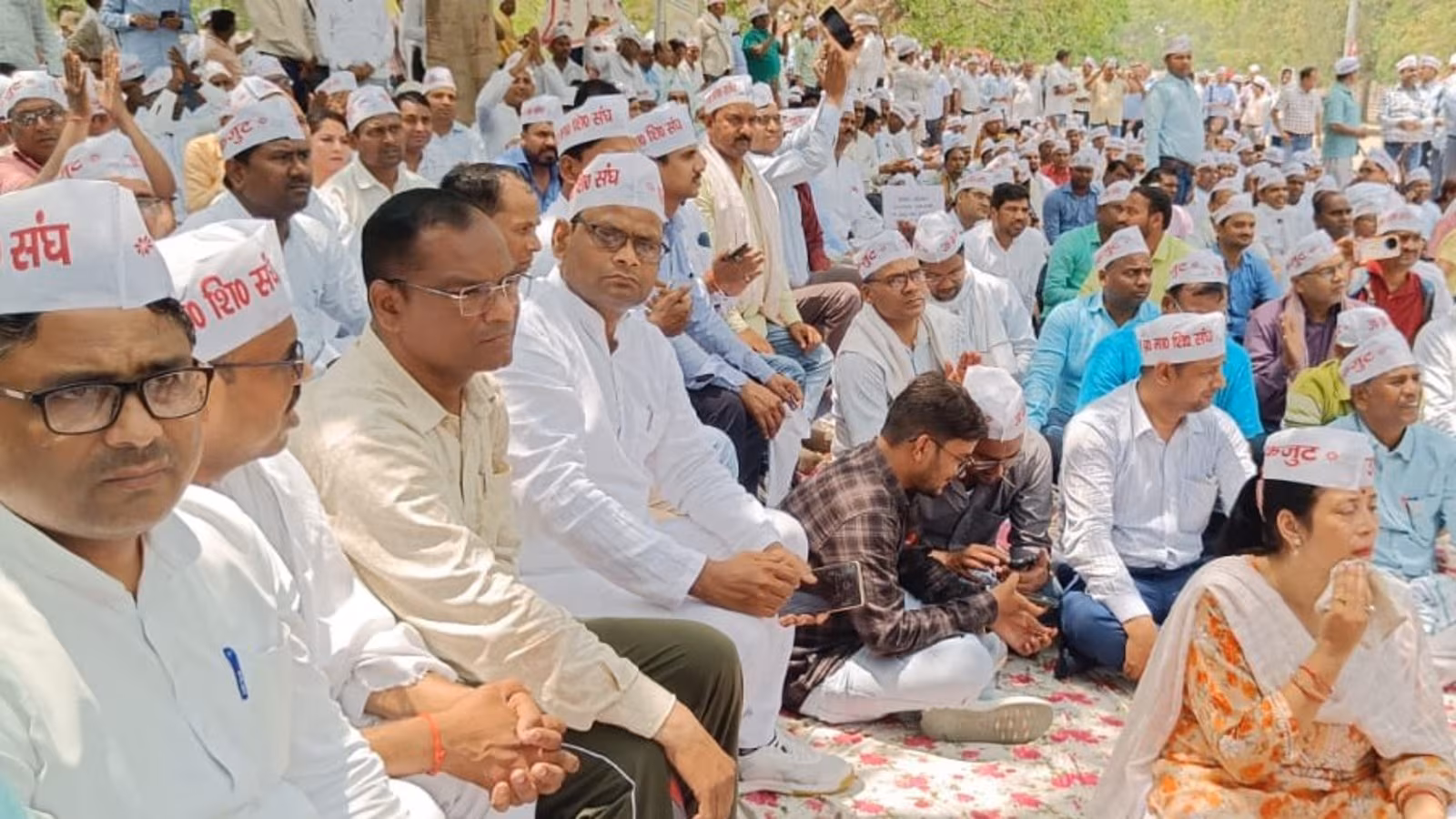 Lucknow: आज से शुरू होगा माध्यमिक शिक्षकों का धरना, सेवा सुरक्षा की बहाली की मांग Lucknow: आज से शुरू होगा माध्यमिक शिक्षकों का धरना, सेवा सुरक्षा की बहाली की मांग