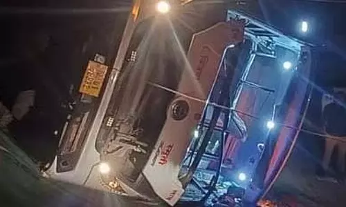भोपाल-जबलपुर रोड पर ट्रैवलर बस पलटने से 10 फीट गहरी खाई में गिरी, 6 की मौत, दूल्हा-दुल्हन घायल