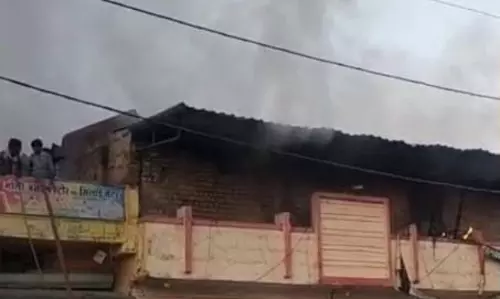 कारोबारी का जनरल स्टोर जलकर खाक, शॉर्ट सर्किट से लगी थी आग कारोबारी का जनरल स्टोर जलकर खाक, शॉर्ट सर्किट से लगी थी आग