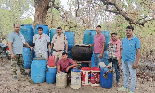 जंगल में बड़े पैमाने पर बनाई जा रही थी महुआ शराब, पुलिस की रेड