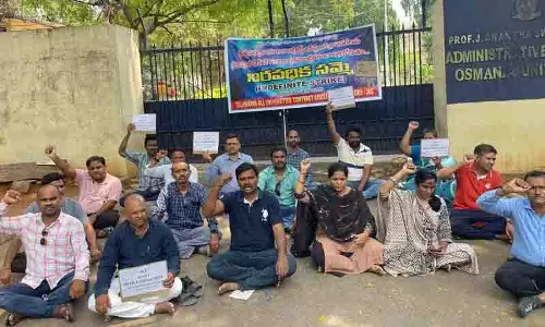 Universities के अनुबंधित शिक्षण कर्मचारियों ने नियमितीकरण की मांग को लेकर किया विरोध प्रदर्शन
