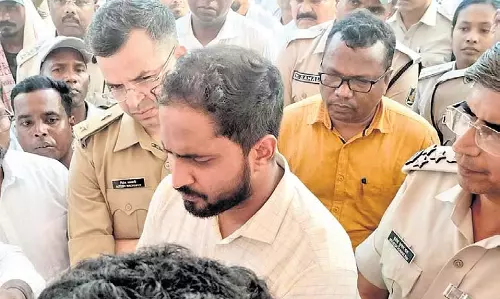 Rourkela में रेल परियोजना को लेकर विरोध प्रदर्शन तेज Rourkela में रेल परियोजना को लेकर विरोध प्रदर्शन तेज