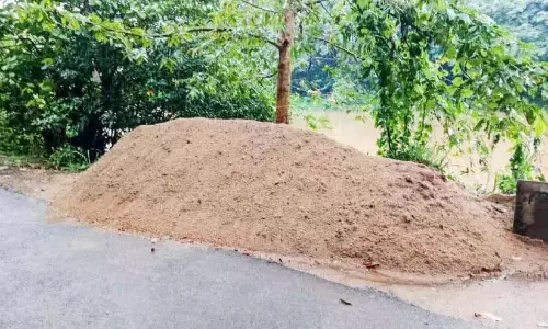Kerala : मीनाची नदी में अवैध रेत खनन Kerala : मीनाची नदी में अवैध रेत खनन