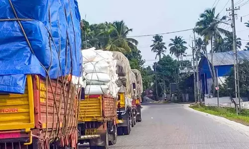Kerala: मालवाहक वाहनों की अवैध पार्किंग से यात्रियों को खतरा