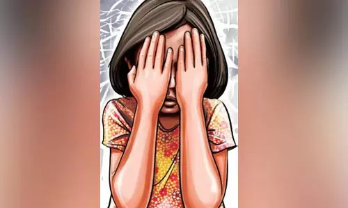 Odisha में हिंडोल ताड़ के बगीचे में 7 वर्षीय बच्ची के साथ बलात्कार Odisha में हिंडोल ताड़ के बगीचे में 7 वर्षीय बच्ची के साथ बलात्कार