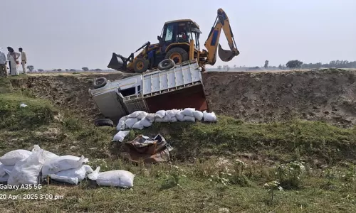 Shravasti: बाइक से बचने के चक्कर में पलटी पिकअप, खलासी की हालत नाजुक Shravasti: बाइक से बचने के चक्कर में पलटी पिकअप, खलासी की हालत नाजुक