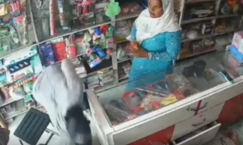 दुकान में अकेली बैठी महिला को हिप्नोटाइज किया, फिर जो हुआ...