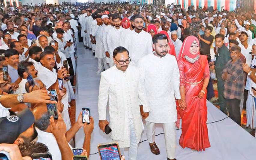 Kerala : भावनाओं से अभिभूत अशरफ ने अपने बेटे की शादी के दिन 25 गरीब लड़कियों का विवाह कराया Kerala : भावनाओं से अभिभूत अशरफ ने अपने बेटे की शादी के दिन 25 गरीब लड़कियों का विवाह कराया