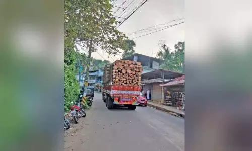सड़क पर ओवरलोड ट्रक और गिरी हुई बिजली की तारें; अठारह शहर खतरे की आशंका में सड़क पर ओवरलोड ट्रक और गिरी हुई बिजली की तारें; अठारह शहर खतरे की आशंका में