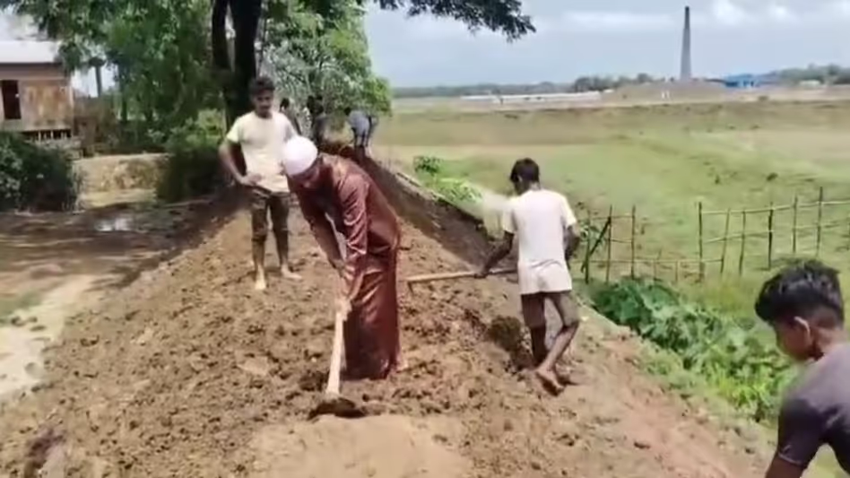 Assam : श्रीभूमि निवासियों ने पंचायत की उदासीनता के बीच सड़क का निर्माण किया Assam : श्रीभूमि निवासियों ने पंचायत की उदासीनता के बीच सड़क का निर्माण किया