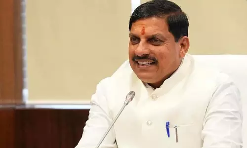 MP CM : सिविल सेवा दिवस पर सिविल सेवकों को ‘मुख्यमंत्री उत्कृष्टता पुरस्कार’ प्रदान किए