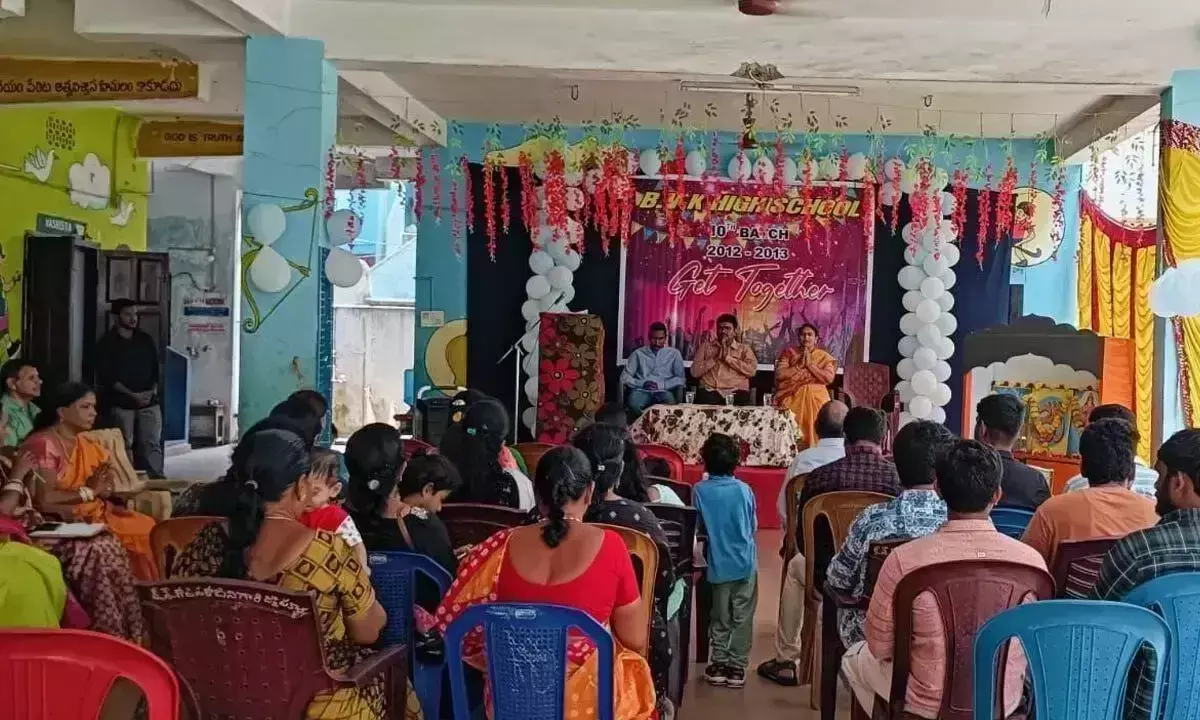 Andhra: पुराने छात्र विशेष क्षणों को याद करने के लिए फिर से एकत्र हुए