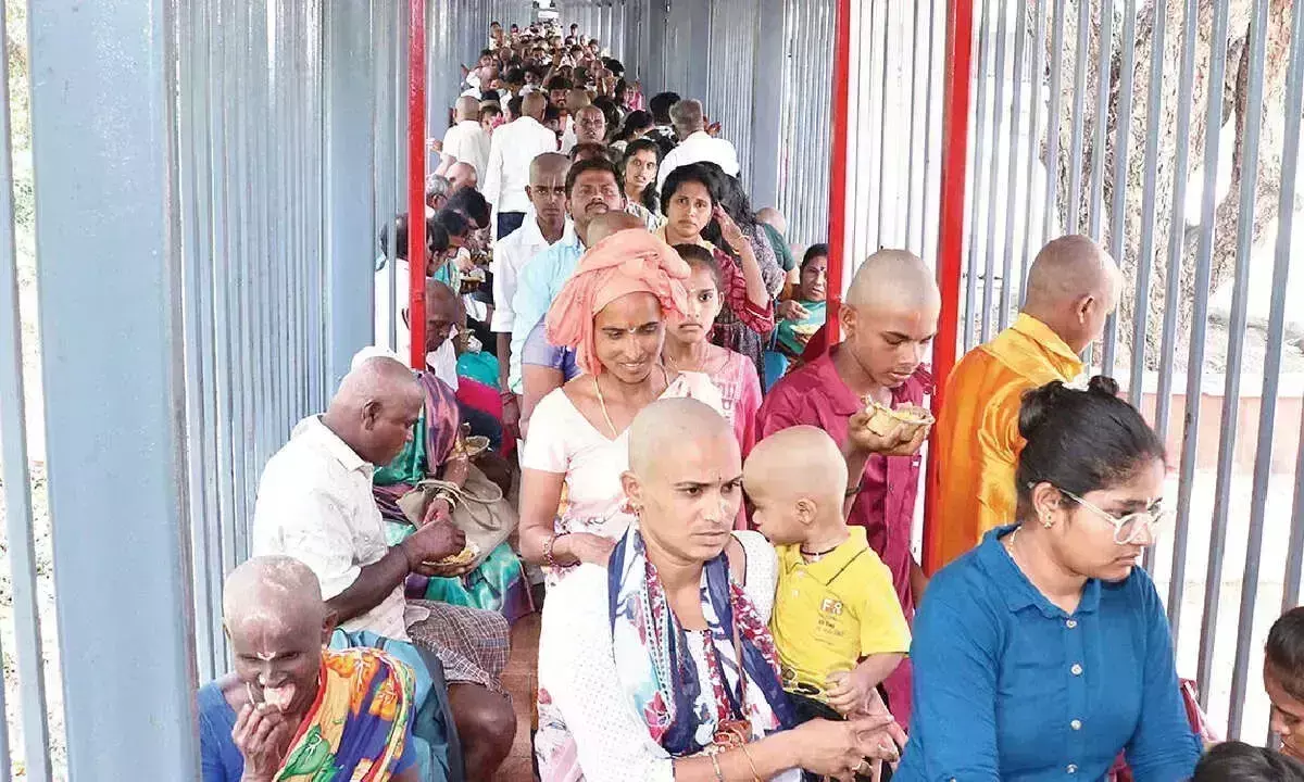 Andhra: तिरुमाला में भारी संख्या में तीर्थयात्री उमड़े