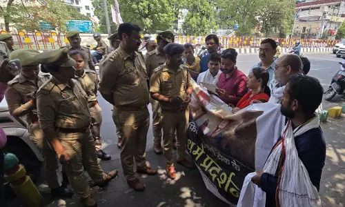 Lucknow: फिल्म Phule की रिलीज पर रोक के खिलाफ आम आदमी पार्टी का प्रदर्शन