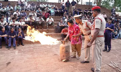 श्री श्री विश्वविद्यालय में अग्नि सुरक्षा प्रशिक्षण, मॉक ड्रिल का आयोजन श्री श्री विश्वविद्यालय में अग्नि सुरक्षा प्रशिक्षण, मॉक ड्रिल का आयोजन