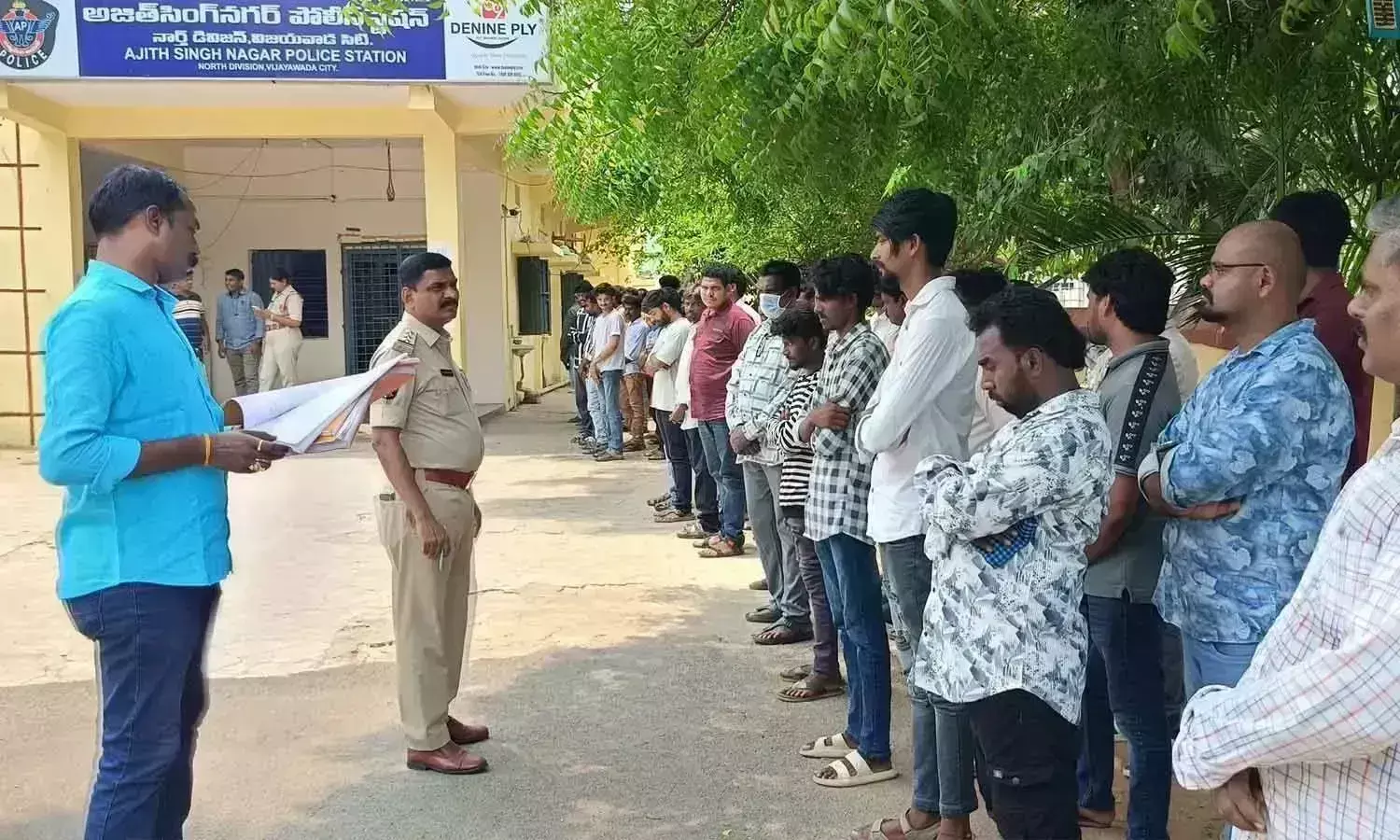 Andhra: पुलिस ने उपद्रवियों के लिए काउंसलिंग आयोजित की Andhra: पुलिस ने उपद्रवियों के लिए काउंसलिंग आयोजित की