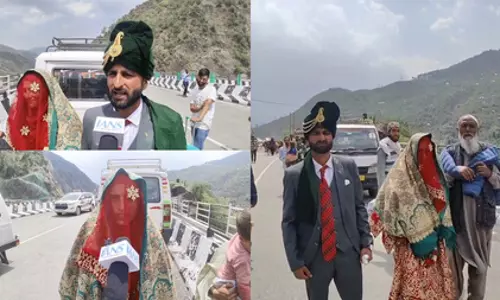तबाही भी नहीं रोक पाई शादी, हाईवे पर फंसे दूल्हा-दुल्हन के लिए देवदूत बनी भारतीय सेना