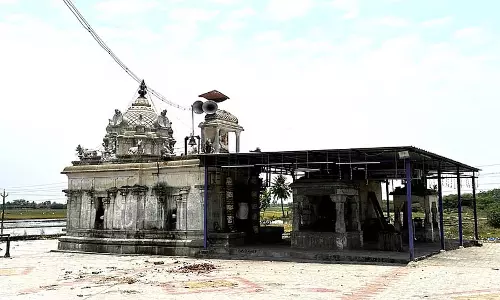 प्राचीन शिव मंदिर में दयालु नंदी
