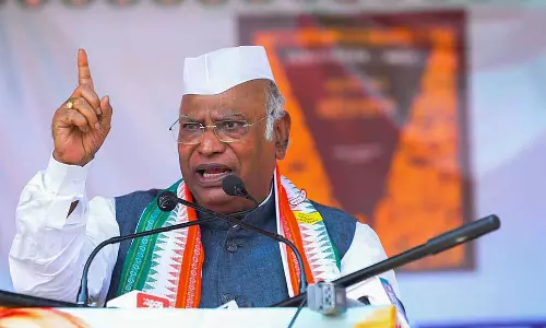 कांग्रेस अध्यक्ष मल्लिकार्जुन खड़गे की सभा...जिलाध्यक्ष पर गिरी गाज, भीड़ ना जुटा पाना पड़ा महंगा? कांग्रेस अध्यक्ष मल्लिकार्जुन खड़गे की सभा...जिलाध्यक्ष पर गिरी गाज, भीड़ ना जुटा पाना पड़ा महंगा?