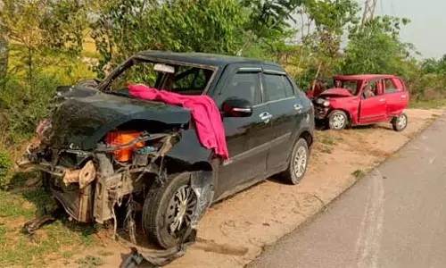 Crime : दो कारों की टक्कर तीन लोगों की मौके पर ही मौत