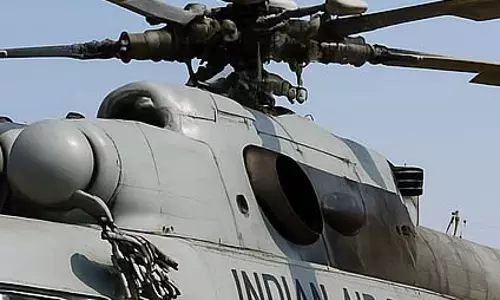 गुजरात में वायुसेना के helicopter की आपात लैंडिंग