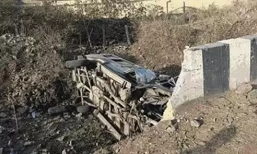 MP के उज्जैन में SUV के ट्रक से टकराने से 4 की मौत, 3 गंभीर रूप से घायल MP के उज्जैन में SUV के ट्रक से टकराने से 4 की मौत, 3 गंभीर रूप से घायल